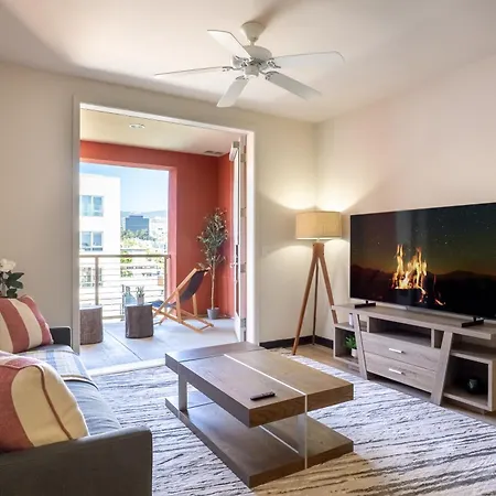 Charming Luxury Apartment With Hollywood Sign View